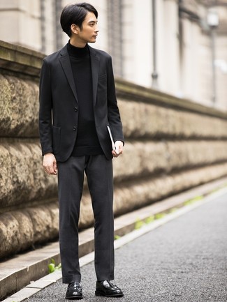 Come indossare e abbinare un blazer nero: Prova ad abbinare un blazer nero con pantaloni eleganti grigio scuro per una silhouette classica e raffinata Perfeziona questo look con un paio di mocassini eleganti in pelle neri.