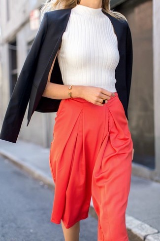 Look alla moda per donna: Blazer nero, Dolcevita senza maniche bianco, Gonna pantalone rossa