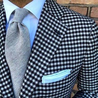Come indossare e abbinare un blazer a quadretti nero e bianco per un uomo di 30 anni in modo smart-casual: Prova ad abbinare un blazer a quadretti nero e bianco con una camicia elegante bianca per una silhouette classica e raffinata