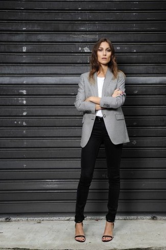 Come indossare e abbinare un blazer nero e bianco: Prova a combinare un blazer nero e bianco con jeans aderenti neri per un look raffinato per il tempo libero. Sandali con tacco in pelle neri sono una valida scelta per completare il look.