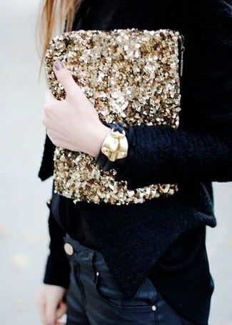 Come indossare e abbinare una pochette dorata: Scegli un blazer di velluto nero e una pochette dorata per un look facile da indossare.