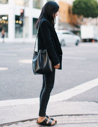 Come indossare e abbinare un blazer nero con jeans aderenti neri per una donna di 30 anni in modo casual: Abbina un blazer nero con jeans aderenti neri per un look raffinato ma semplice. Perché non aggiungere un paio di sandali piatti in pelle neri per un tocco più rilassato?