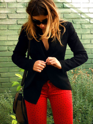 Come indossare e abbinare un blazer nero: Coniuga un blazer nero con jeans a pois rossi per un look raffinato per il tempo libero.