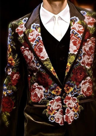 Come indossare e abbinare una giacca a fiori in autunno 2024: Punta su una giacca a fiori e un maglione con scollo a v nero per essere elegante ma non troppo formale. Una magnifica scelta per essere più cool e trendy anche durante la stagione transitoria.