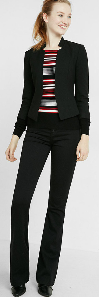 Come indossare e abbinare un maglione girocollo nero con un blazer nero: Prova a combinare un blazer nero con un maglione girocollo nero per affrontare con facilità la tua giornata.