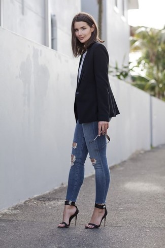 Quale sandali con tacco indossare con jeans aderenti grigio scuro: Indossa un blazer nero e jeans aderenti grigio scuro per un outfit che si fa notare. Sandali con tacco sono una validissima scelta per completare il look.