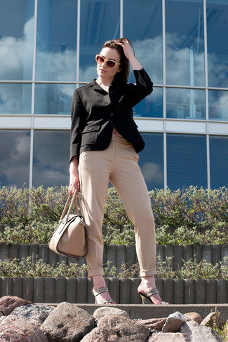 Come indossare e abbinare sandali per una donna di 30 anni in modo formale: Metti un blazer nero e pantaloni eleganti beige per un drink dopo il lavoro. Abbina questi abiti a un paio di sandali.