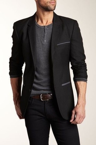 Quale blazer indossare con jeans neri per un uomo di 30 anni in autunno 2024 in modo smart-casual: Opta per un blazer e jeans neri per un look elegante ma non troppo appariscente. È buona idea per essere alla moda in questi mesi autunnali!