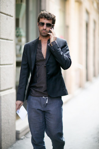 Come indossare e abbinare pantaloni di lino grigi per un uomo di 30 anni quando fa caldo in modo smart-casual: Scegli un blazer nero e pantaloni di lino grigi per una silhouette classica e raffinata