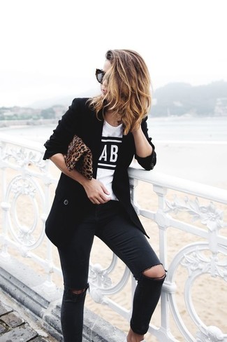 Come indossare e abbinare una pochette leopardata marrone per una donna di 30 anni in modo casual: Scegli un blazer nero e una pochette leopardata marrone per andare a prendere un caffè in stile casual.