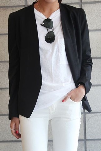 Come indossare e abbinare jeans bianchi in modo smart-casual: Per creare un look adatto a un pranzo con gli amici nel weekend indossa un blazer nero e jeans bianchi.