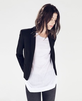 Look alla moda per donna: Blazer nero, T-shirt girocollo bianca, Jeans aderenti grigio scuro