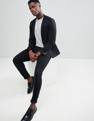 Look alla moda per uomo: Blazer nero, T-shirt girocollo bianca, Jeans aderenti neri, Scarpe derby in pelle nere