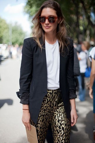 Come indossare e abbinare pantaloni leopardati: Per creare un adatto a un pranzo con gli amici nel weekend prova a combinare un blazer nero con pantaloni leopardati.