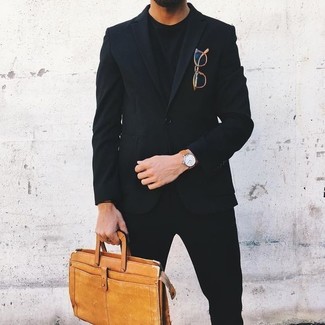 Look alla moda per uomo: Blazer nero, T-shirt girocollo nera, Chino neri, Ventiquattrore in pelle marrone chiaro