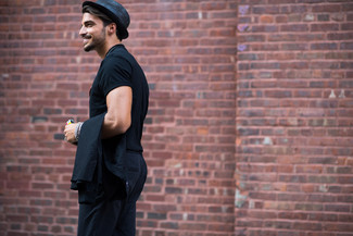 Look alla moda per uomo: Blazer nero, T-shirt girocollo nera, Pantaloni eleganti neri, Borsalino nero