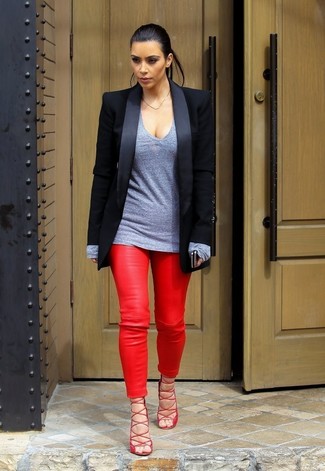 Quale sandali con tacco indossare con pantaloni skinny rossi per una donna di 30 anni quando fa caldo: Per un outfit quotidiano pieno di carattere e personalità, indossa un blazer nero con pantaloni skinny rossi. Questo outfit si abbina perfettamente a un paio di sandali con tacco.