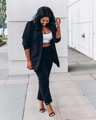 Come indossare e abbinare un blazer nero in modo smart-casual: Metti in luce il tuo lato sofisticato in un blazer nero e pantaloni eleganti neri. Sandali con tacco in pelle neri sono una buona scelta per completare il look.