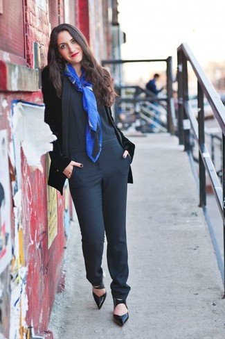 Come indossare e abbinare una sciarpa blu scuro e verde: Un blazer di velluto nero e una sciarpa blu scuro e verde sono l'outfit perfetto per le giornate di relax. Décolleté in pelle neri sono una eccellente scelta per completare il look.