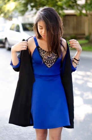 Come indossare e abbinare un blazer nero: Opta per un blazer nero e un vestito a pieghe decorato blu per un look semplice, da indossare ogni giorno.