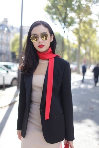 Come indossare e abbinare una sciarpa rossa e blu scuro per una donna di 30 anni quando fa caldo: Abbina un blazer nero con una sciarpa rossa e blu scuro per un look perfetto per il weekend.