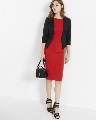 Quale sandali con tacco indossare con un vestito a tubino rosso: Combina un vestito a tubino rosso con un blazer nero per un drink dopo il lavoro. Sandali con tacco sono una validissima scelta per completare il look.