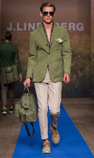 Quale pantaloni eleganti indossare con un blazer verde oliva: Coniuga un blazer verde oliva con pantaloni eleganti come un vero gentiluomo. Per un look più rilassato, scegli un paio di chukka in pelle scamosciata marrone chiaro.