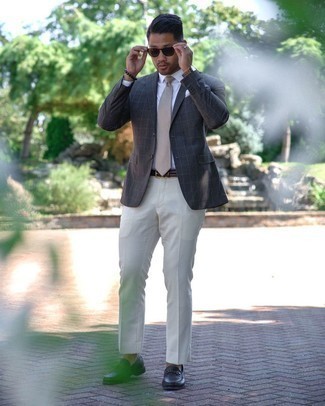 Come indossare e abbinare pantaloni eleganti bianchi per un uomo di 20 anni in modo formale: Potresti combinare un blazer a quadri grigio scuro con pantaloni eleganti bianchi per un look elegante e di classe. Perfeziona questo look con un paio di mocassini eleganti in pelle neri.