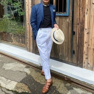 Come indossare e abbinare un borsalino beige per un uomo di 50 anni: Vestiti con un blazer scozzese blu e un borsalino beige per un look comfy-casual. Mettiti un paio di sandali in pelle marroni per avere un aspetto più rilassato.
