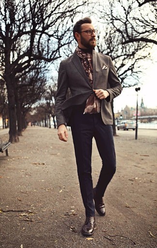 Quale scarpe brogue indossare con un blazer marrone scuro per un uomo di 30 anni: Scegli un blazer marrone scuro e pantaloni eleganti grigio scuro come un vero gentiluomo. Scarpe brogue creeranno un piacevole contrasto con il resto del look.
