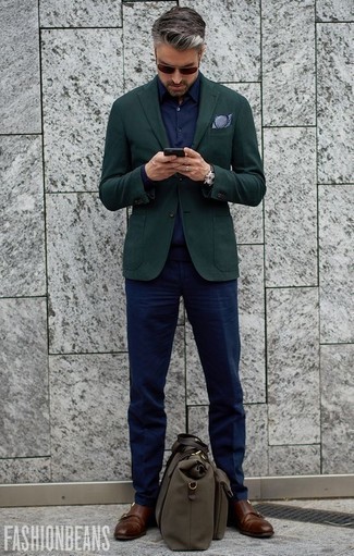 Quale blazer indossare con scarpe double monk marroni quando fa caldo: Potresti abbinare un blazer con pantaloni eleganti blu scuro per un look elegante e di classe. Scarpe double monk marroni sono una gradevolissima scelta per completare il look.