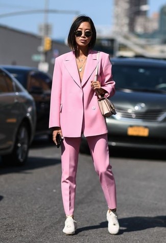 Come indossare e abbinare pantaloni rosa in modo smart-casual: Scegli un blazer rosa e pantaloni rosa per sentirti sicura e alla moda. Questo outfit si abbina perfettamente a un paio di sneakers basse in pelle bianche.