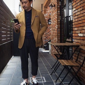 Come indossare e abbinare un blazer con scarpe sportive: Abbina un blazer con chino neri per un drink dopo il lavoro. Opta per un paio di scarpe sportive per avere un aspetto più rilassato.
