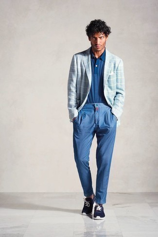 Come indossare e abbinare un blazer a quadretti azzurro: Combina un blazer a quadretti azzurro con chino blu se cerchi uno stile ordinato e alla moda. Se non vuoi essere troppo formale, prova con un paio di scarpe sportive blu scuro e bianche.