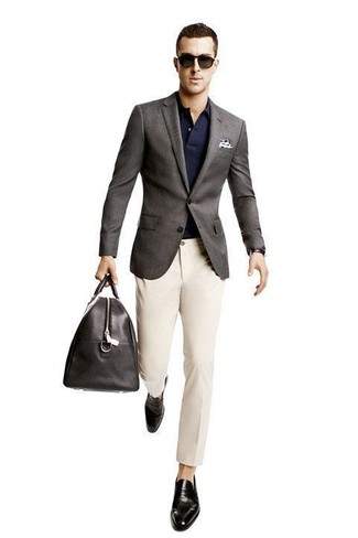 Quale blazer indossare con un polo blu scuro e bianco per un uomo di 30 anni: Opta per un blazer e un polo blu scuro e bianco per essere elegante ma non troppo formale. Mettiti un paio di mocassini eleganti in pelle neri per dare un tocco classico al completo.