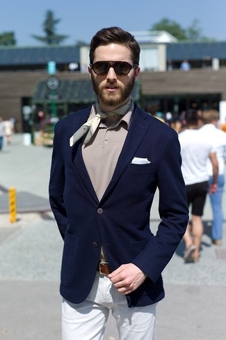 Come indossare e abbinare una sciarpa grigia in primavera 2025 in modo smart-casual: Per un outfit della massima comodità, potresti abbinare un blazer blu scuro con una sciarpa grigia. È splendida idea per le temperature primaverili!