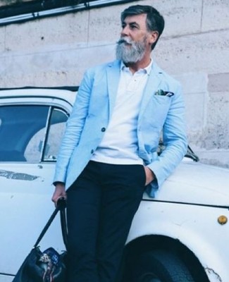 Come indossare e abbinare una giacca azzurra per un uomo di 60 anni in estate 2024 in modo smart-casual: Abbina una giacca azzurra con chino neri per un drink dopo il lavoro. Una eccellente scelta per essere molto elegante e alla moda anche durante la stagione estiva.
