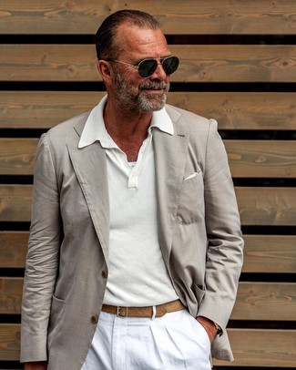 Come indossare e abbinare chino bianchi per un uomo di 50 anni in estate 2024 in modo smart-casual: Potresti abbinare un blazer beige con chino bianchi per un abbigliamento elegante ma casual. Questo, ovviamente, è l'outfit indispensabile per questa estate.