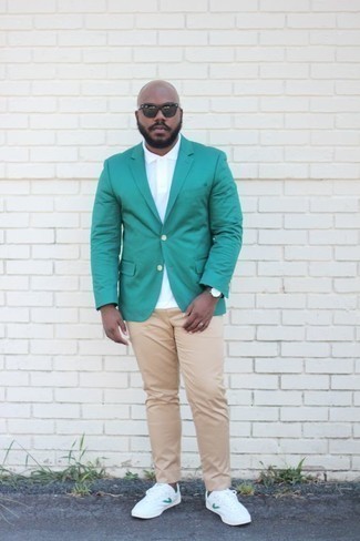Come indossare e abbinare un blazer verde scuro per un uomo di 30 anni: Coniuga un blazer verde scuro con chino marrone chiaro per un look davvero alla moda. Se non vuoi essere troppo formale, calza un paio di sneakers basse di tela bianche.