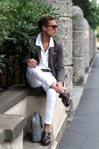 Come indossare e abbinare chino bianchi con un blazer grigio: Un accostamento semplice come un blazer grigio con chino bianchi può distinguerti dalla massa. Sfodera il gusto per le calzature di lusso e scegli un paio di scarpe double monk in pelle marrone scuro.