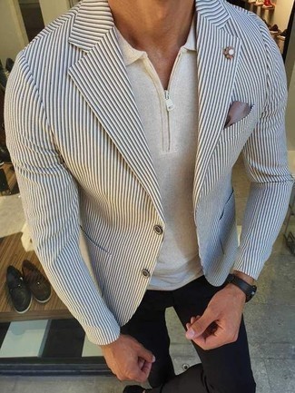 Come indossare e abbinare un blazer a righe verticali bianco e blu: Opta per un blazer a righe verticali bianco e blu e chino neri per un look elegante ma non troppo appariscente.