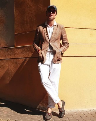 Look alla moda per uomo: Blazer di lino marrone chiaro, Polo bianco, Chino bianchi, Scarpe da barca in pelle marrone scuro