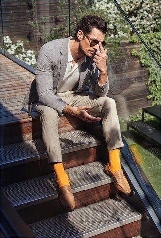 Come indossare e abbinare calzini arancioni: Abbina un blazer grigio con calzini arancioni per un look comfy-casual. Mocassini eleganti in pelle marrone chiaro daranno lucentezza a un look discreto.