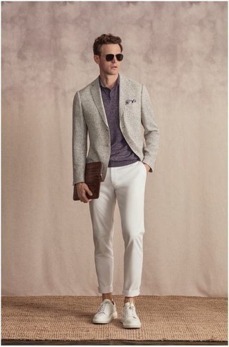 Quale blazer indossare con un polo viola: Indossa un blazer con un polo viola per un look da sfoggiare sul lavoro. Aggiungi un tocco fantasioso indossando un paio di sneakers basse di tela bianche.