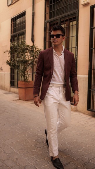 Quale blazer indossare con chino bianchi: Combina un blazer con chino bianchi per creare un look smart casual. Indossa un paio di mocassini eleganti in pelle marrone scuro per dare un tocco classico al completo.