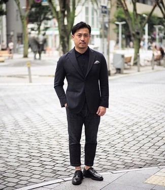 Come indossare e abbinare jeans grigio scuro: Punta su un blazer nero e jeans grigio scuro per creare un look smart casual. Sfodera il gusto per le calzature di lusso e calza un paio di scarpe derby in pelle nere.