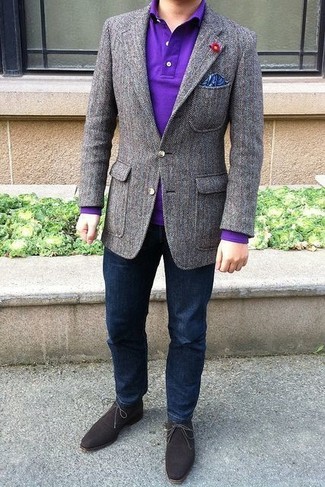 Quale blazer indossare con un polo viola: Scegli un blazer e un polo viola per creare un look smart casual. Chukka in pelle scamosciata marrone scuro sono una eccellente scelta per completare il look.