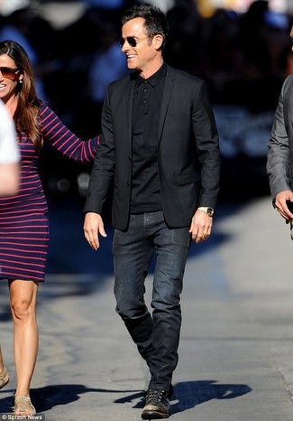 Quale stivali casual indossare con un blazer nero in autunno 2024: Potresti abbinare un blazer nero con jeans neri per creare un look smart casual. Stivali casual sono una buona scelta per completare il look. Un outfit eccellente per essere più cool e perfettamente alla moda anche in autunno.