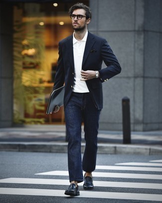 Look alla moda per uomo: Blazer blu scuro, Polo bianco, Jeans blu scuro, Mocassini eleganti in pelle neri