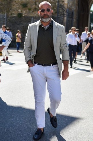 Come indossare e abbinare mocassini eleganti per un uomo di 60 anni in modo smart-casual: Un blazer a quadri bianco e nero e jeans bianchi si adattano perfettamente a ogni genere di attività per il weekend. Prova con un paio di mocassini eleganti per un tocco virile.